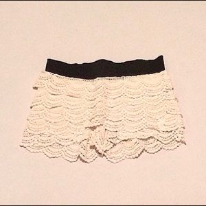 ⭐️NEW lace shorts⭐️cream lace w/black elastic band